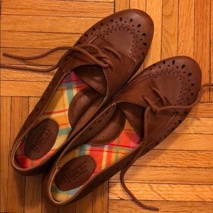 Born shoes with laces